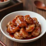 삶은 죽순을 썰어 장아찌 간장에 담근 모습
