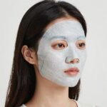 시원한 여름용 쿨 마스크를 착용한 모습