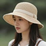 여성 여름모자 마스케라 레이브 라피아 썬캡을 착용한 모습. 챙이 넓고 밴드가 편안해 보인다.