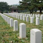 2026 메모리얼 데이 완벽 정리 미국 메모리얼 데이 국립묘지에 꽂힌 성조기들이 줄지어 있는 모습