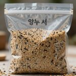 앵두 씨앗 발아 성공 팁 앵두 씨앗 발아를 위해 저온 층화 중인 씨앗과 펄라이트를 담은 지퍼백