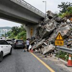 금정고가 낙석사고 원인과 대처 Geumjeong overpass rockfall accident scene showing road blocked with warning signs