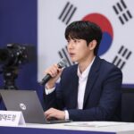 전현무가 월드컵 중계 부스에서 마이크를 잡고 생생한 경기 상황을 설명하는 모습