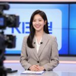 김다영 아나운서 프로필 정보 Kim Da Young announcer smiling while presenting on KBS news set