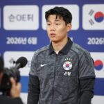 손흥민이 2026년 6월 기자회견에서 마이크 앞에 서서 이야기하고 있는 모습