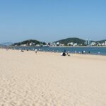 경포 해수욕장 더위 탈출 방법 경포 해수욕장 여름 풍경, 하늘이 맑고 백사장이 넓게 펼쳐진 모습