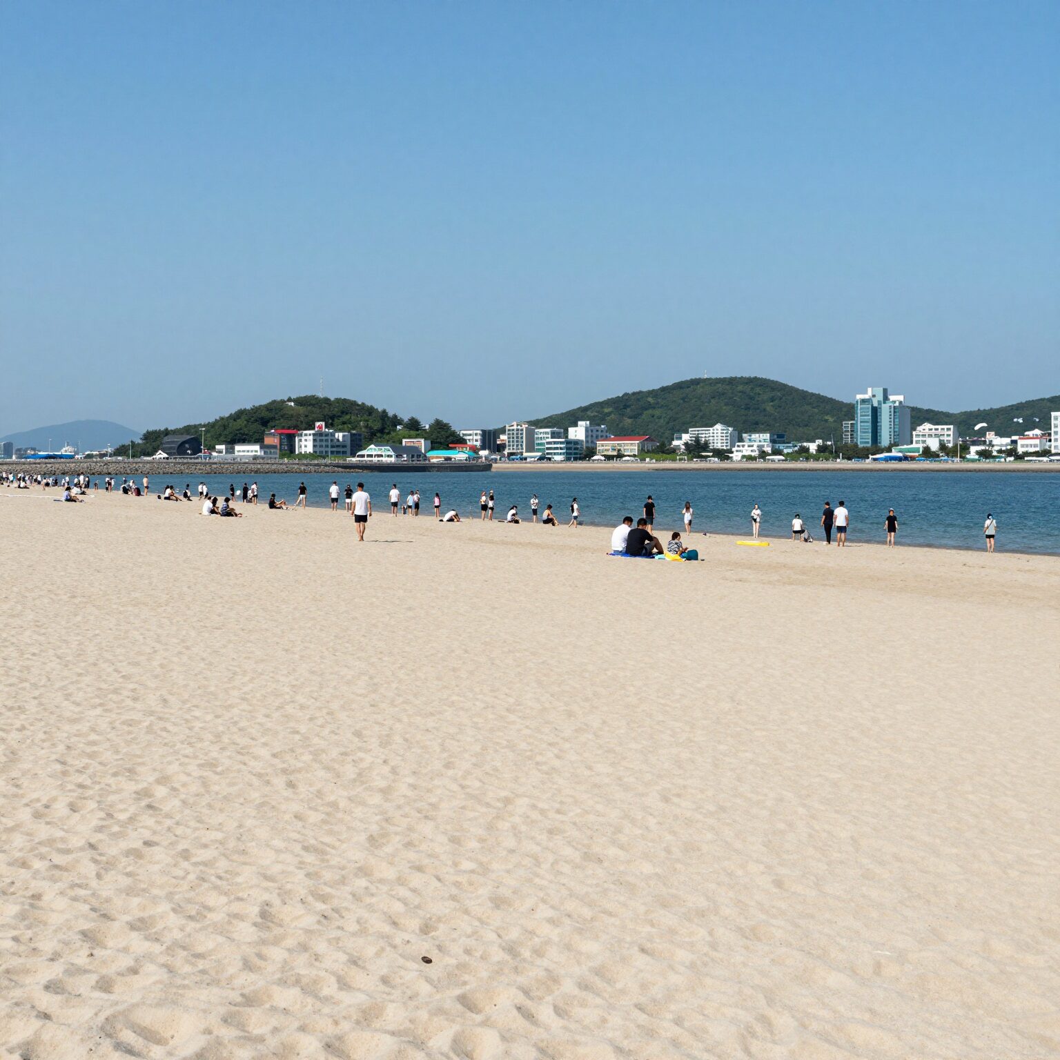 경포 해수욕장 여름 풍경, 하늘이 맑고 백사장이 넓게 펼쳐진 모습
