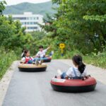 맑은 완주 동상계곡 숲속산장에서 아이들이 튜브를 타고 노는 모습