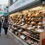 동대문 종합시장 휴가기간 2026년 여름휴가 일정 완벽 정리 동대문종합시장 악세사리 상가 5층 파츠 매장 전경과 다양한 젤리슈즈 꾸미기 파츠들이 진열된 모습