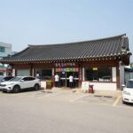 홍천 금수강산막국수 외관과 넓은 주차장 모습
