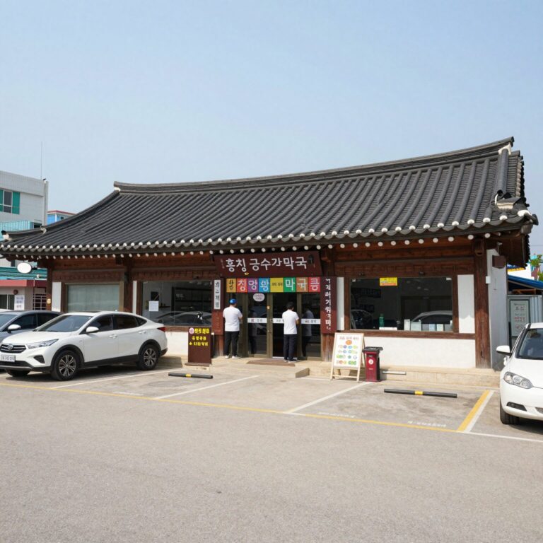 홍천 금수강산막국수 외관과 넓은 주차장 모습