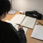 개념원리 중학수학 1-2 답지 활용 공부법 개념원리 중학수학 1-2 답지를 펼쳐 놓고 문제를 풀고 있는 학생의 책상 사진