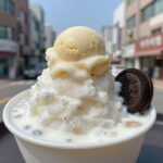 배스킨라빈스 빙수 메뉴 가격과 할인 꿀팁 배스킨라빈스 더듬뿍팥빙수와 아이스크림이 함께 담긴 모습, 우유 얼음 위에 팥과 떡, 연유가 올려져 있고 옆에 오레오 쿠키앤크림 아이스크림이 놓여 있다