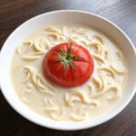 여름 냉국수 만들기 두유면 소면 우동 레시피 얼린 토마토와 두유면으로 만든 시원한 냉국수 접시
