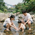 시원한 계곡에서 물놀이하는 가족의 모습