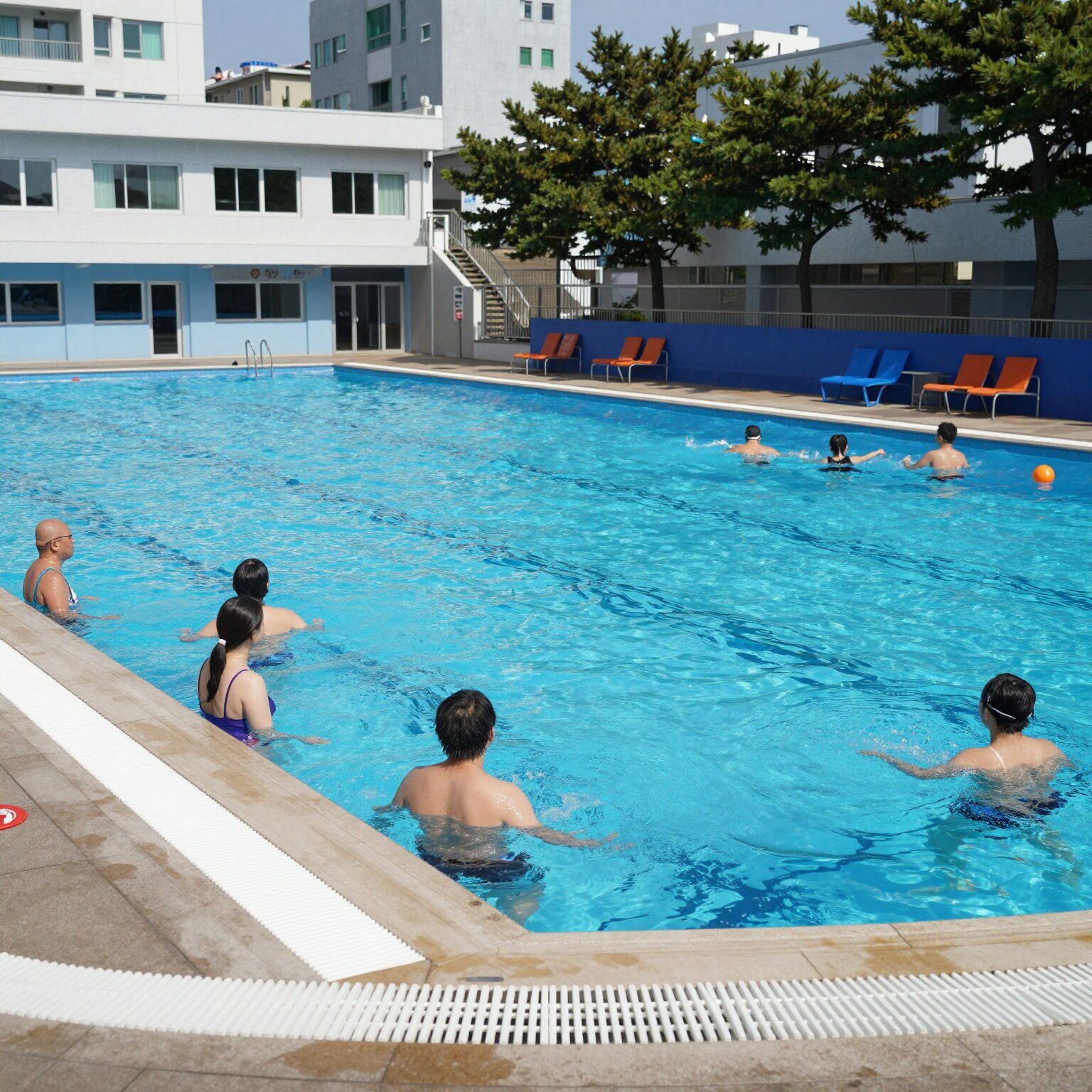 대천 수영장 펜션 대형 수영장 전경 수영복 입은 사람들이 물놀이를 즐기고 있다