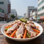 완성된 닭냉채 접시, 닭가슴살과 오이 당근이 고루 담겨 있다