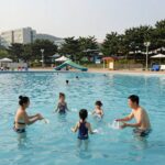 단양 수영장 펜션 추천 베스트 단양 수영장 펜션에서 가족이 물놀이를 즐기는 모습