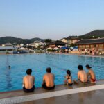 전남 수영장 펜션 추천 가족 물놀이 명소 전남 수영장 펜션에서 저녁 수영을 즐기는 가족 모습