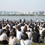 2026 강남 피크닉 콘서트에서 많은 관객들이 한강을 배경으로 공연을 즐기는 모습