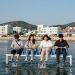 강릉 빠지 2박3일 여행기 강릉 빠지 이비자 수상레저에서 놀이기구를 타는 사람들의 모습. 튀는 물방울과 함께 웃음이 터지는 순간.
