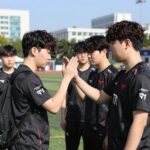 젠지 선수들이 2026 EWC 3위 결정전에서 T1을 상대로 승리한 후 인사하는 모습