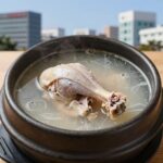 금산 삼계탕 그릇에 담긴 뜨거운 삼계탕과 닭다리 모습