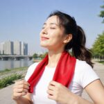 아이스 머플러 쿨스카프 여름 무더위 필수템 J2K 아이스 머플러 쿨스카프 레드 컬러를 착용한 모습 여름 야외 활동 중 시원하게 목을 감싸는 장면