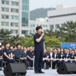제헌절 행사 사회자가 무대에서 마이크를 들고 참석자에게 말하는 모습