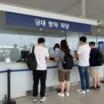 8월 제주도 항공권 특가 실시간 비교 방법 제주공항 국내선 체크인 카운터에서 탑승수속 하는 모습. 8월 제주도 항공권 특가 예약 후 공항에서 수속하는 실제 장면.