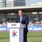 이재명 대통령 부산 전국체전 개회식 방문 이재명 대통령이 부산 아시아드 주경기장에서 열린 전국체전 개회식에서 연설하고 있는 모습