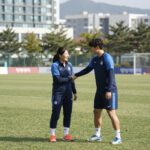 이승우 축구선수와 어머니가 함께 있는 모습, 훈련장에서 어머니가 아들을 응원하는 장면