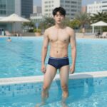 남자 래시가드 고르는 핵심 기준과 추천 코디 남자 래시가드를 착용한 모델이 워터파크에서 포즈를 취하고 있는 사진