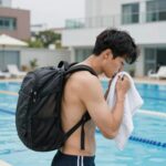 수영 메쉬 백팩 추천 이유와 활용 팁 수영장에서 메쉬 백팩을 멘 사람이 오리발과 수건을 꺼내는 모습