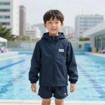 밍크뮤 래쉬가드 110 사이즈 실물 착용샷 아이가 수영장에서 미소 짓는 모습