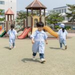 여름 필수템 모기장옷 추천 모기장옷을 입고 놀이터에서 뛰노는 아이 모습