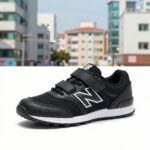 뉴발란스 아쿠아 슈즈 키즈 여름 필수템 내돈내산 후기 뉴발란스 키즈 아쿠아 슈즈 블랙 색상 실물 사진, 벨크로와 메쉬 소재가 선명하게 보임