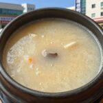 완성된 누룽지 삼계탕 접시에 담긴 모습