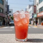 빽다방 수박주스 시즌 한정 후기 빽다방 수박주스 한 잔이 얼음과 함께 담겨 있는 모습