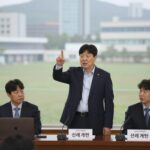 박지성 K축구 혁신위원회 공동위원장이 회의에서 선거 개편안을 발표하며 손짓하고 있다.
