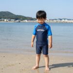 초등여아 래쉬가드 추천과 선택 팁 UPF50+ 래쉬가드 입고 바닷가에서 웃는 초등여아