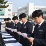 권익위 압수수색 현장 사진, 검찰 관계자들이 서류를 확인하는 모습