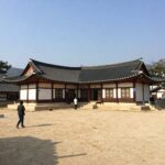 신안 증도 사계절펜션의 고풍스러운 외관과 넓은 정원 풍경