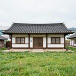 삼척 노오란펜션 독채 객실 외관과 푸른 잔디밭