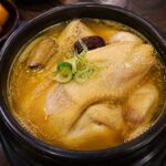 정관 삼계탕 맛집 복날 보양식 정관 백세상황버섯삼계탕의 진한 노란색 상황버섯 삼계탕 국물과 닭고기