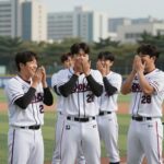 KT 2위 탈환 삼성 라이온즈 역전 스윕의 힘 삼성 라이온즈가 KT 위즈와의 경기에서 역전승을 거두며 2위 탈환을 확정하는 순간, 기뻐하는 선수들의 모습