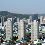 서울 상위 1% 아파트 커트라인 현실 서울 강남 아파트 단지 전경과 양극화를 나타내는 그래프