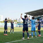 FC서울과 부천FC의 경기 장면, 서울 선수들이 코너킥 후 득점을庆祝하는 순간