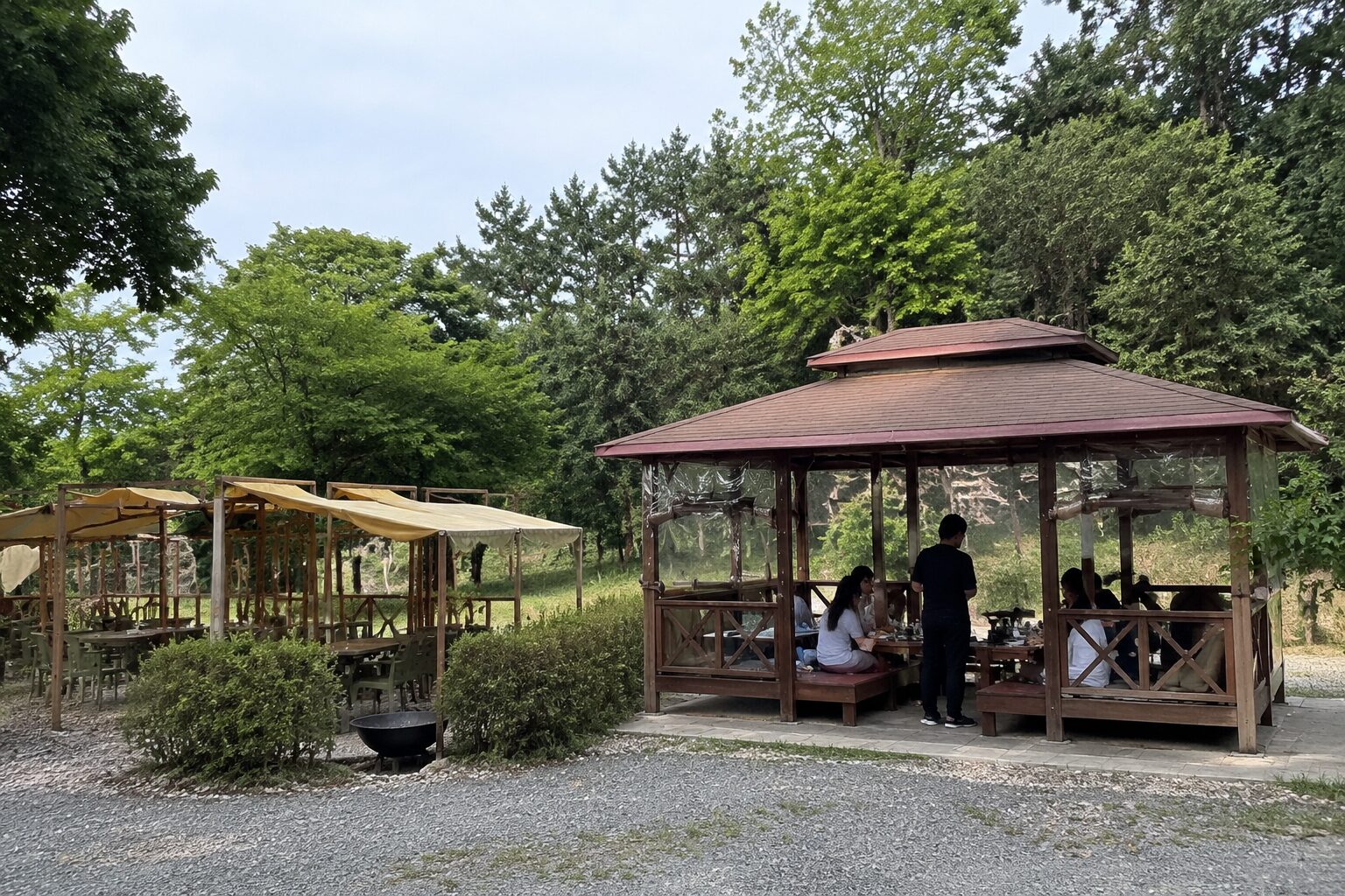 부산 가야공원 서가네오리 야외 자리와 방갈로 모습