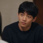 송진우 배우 매력과 작품 세계 송진우가 응답하라 1988에서 김정환 역으로 출연한 장면. 무뚝뚝한 표정 속에 따뜻한 눈빛이 담겨 있다.